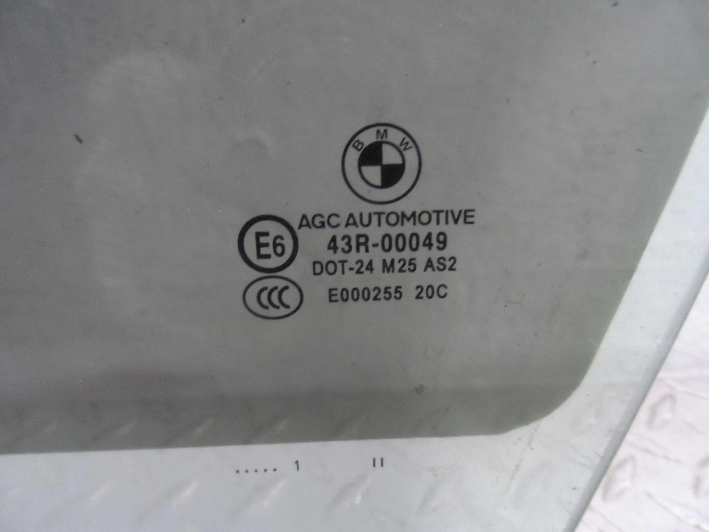 Стекло двери передней левой