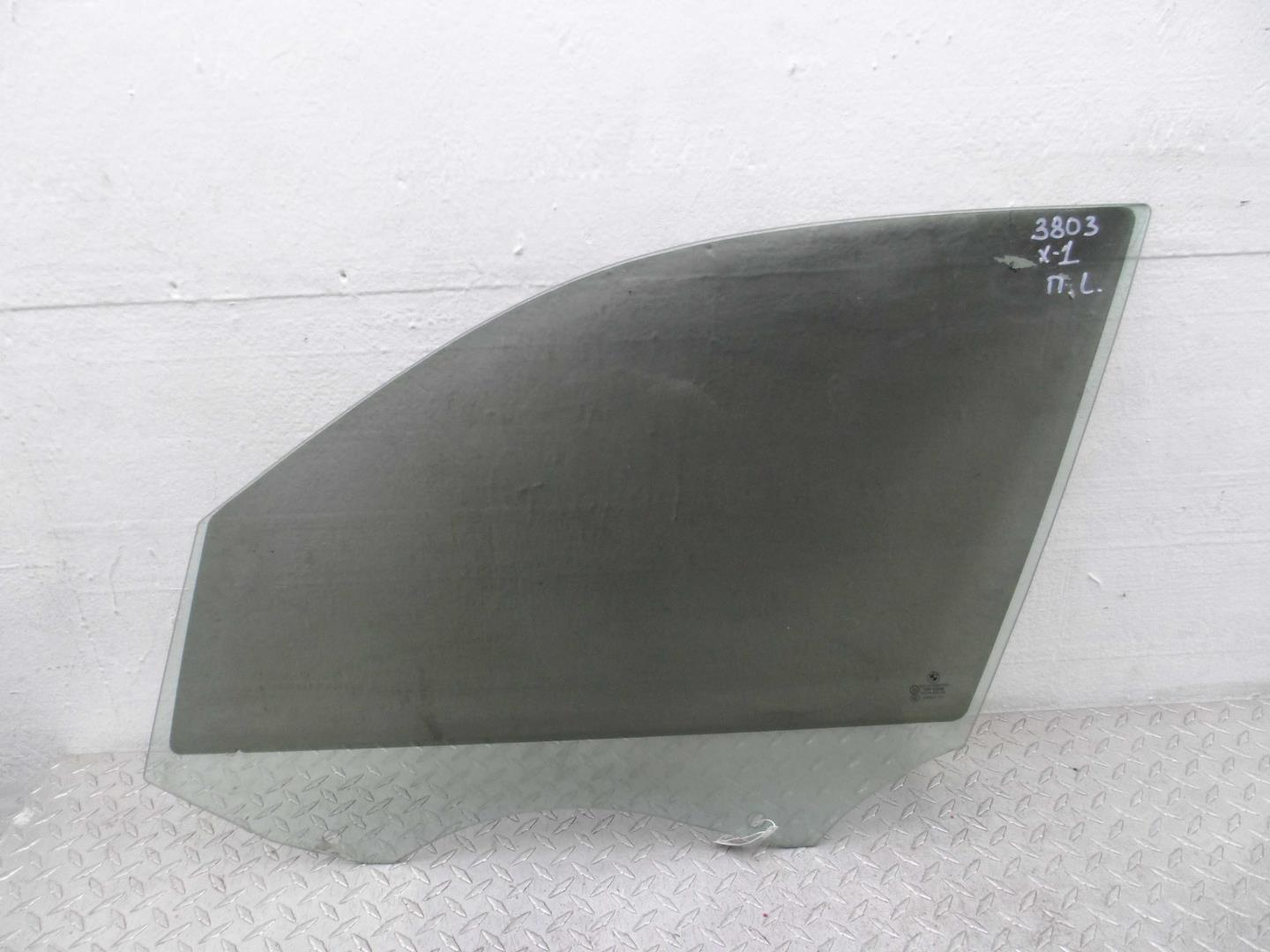 Стекло двери передней левой