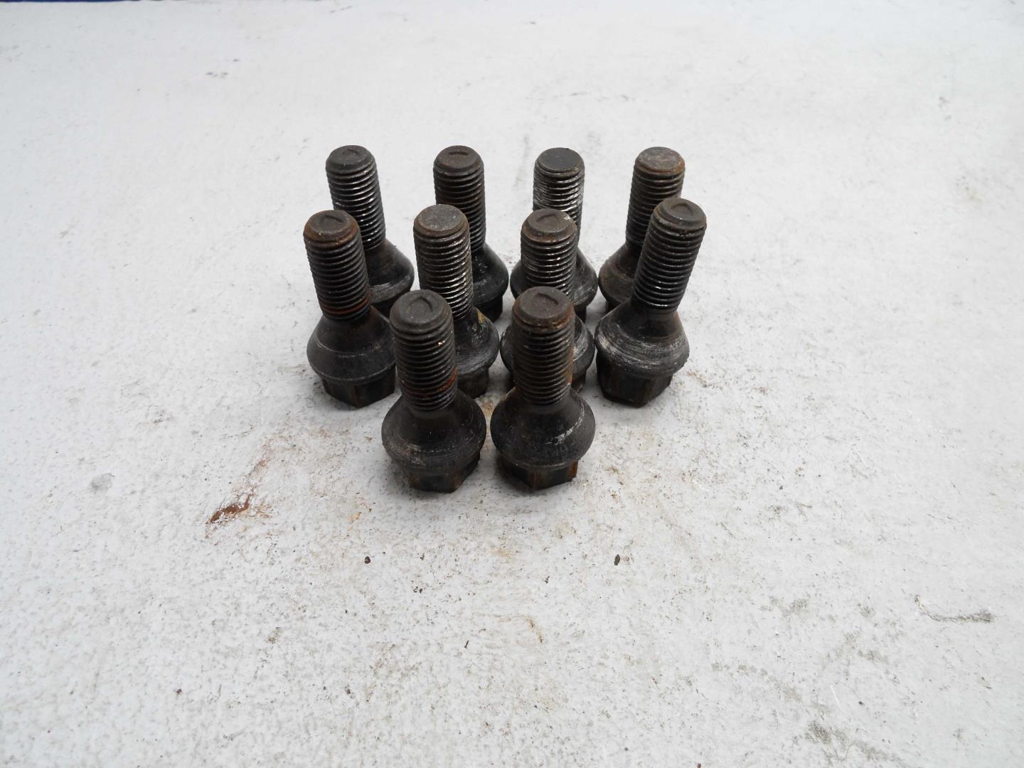 Болт колесный