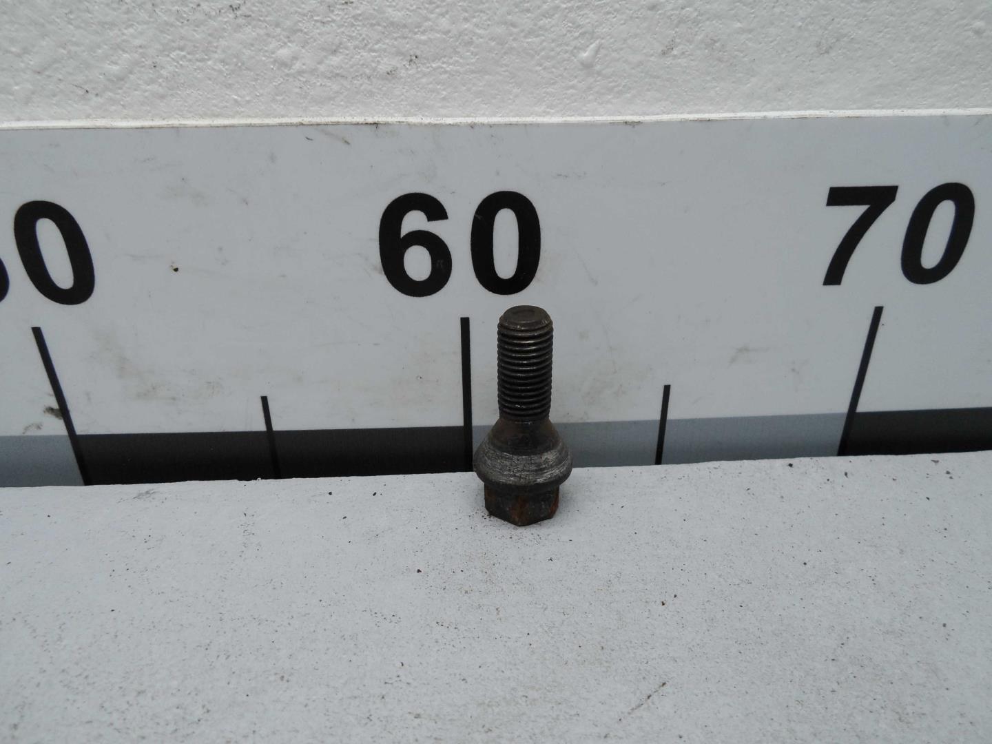 Болт колесный