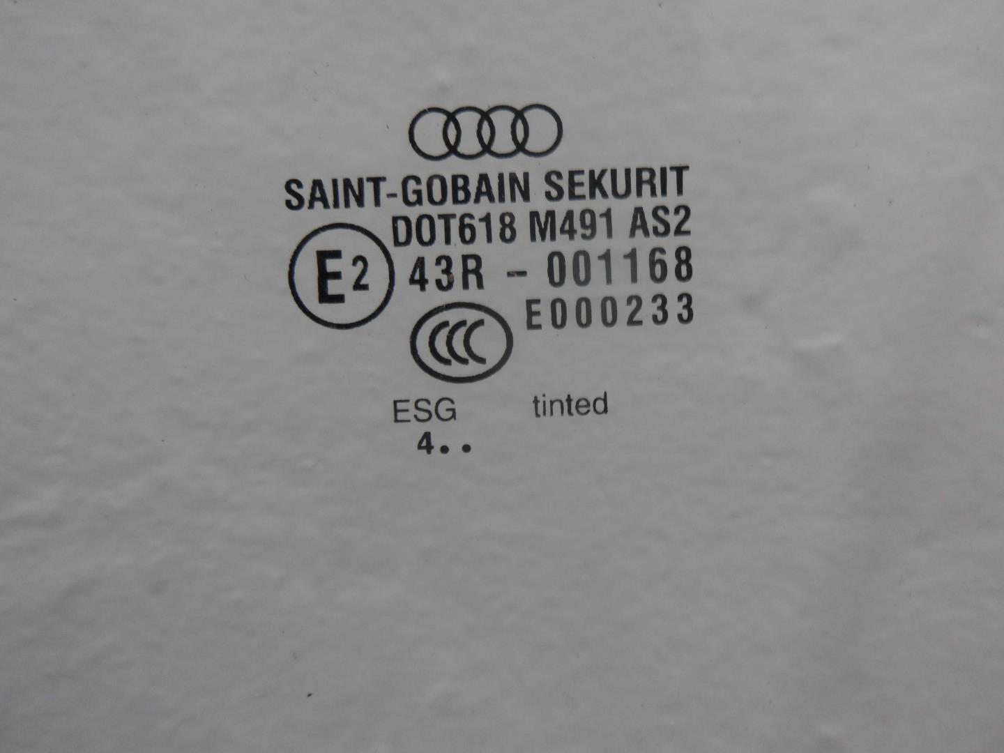 Стекло двери передней левой