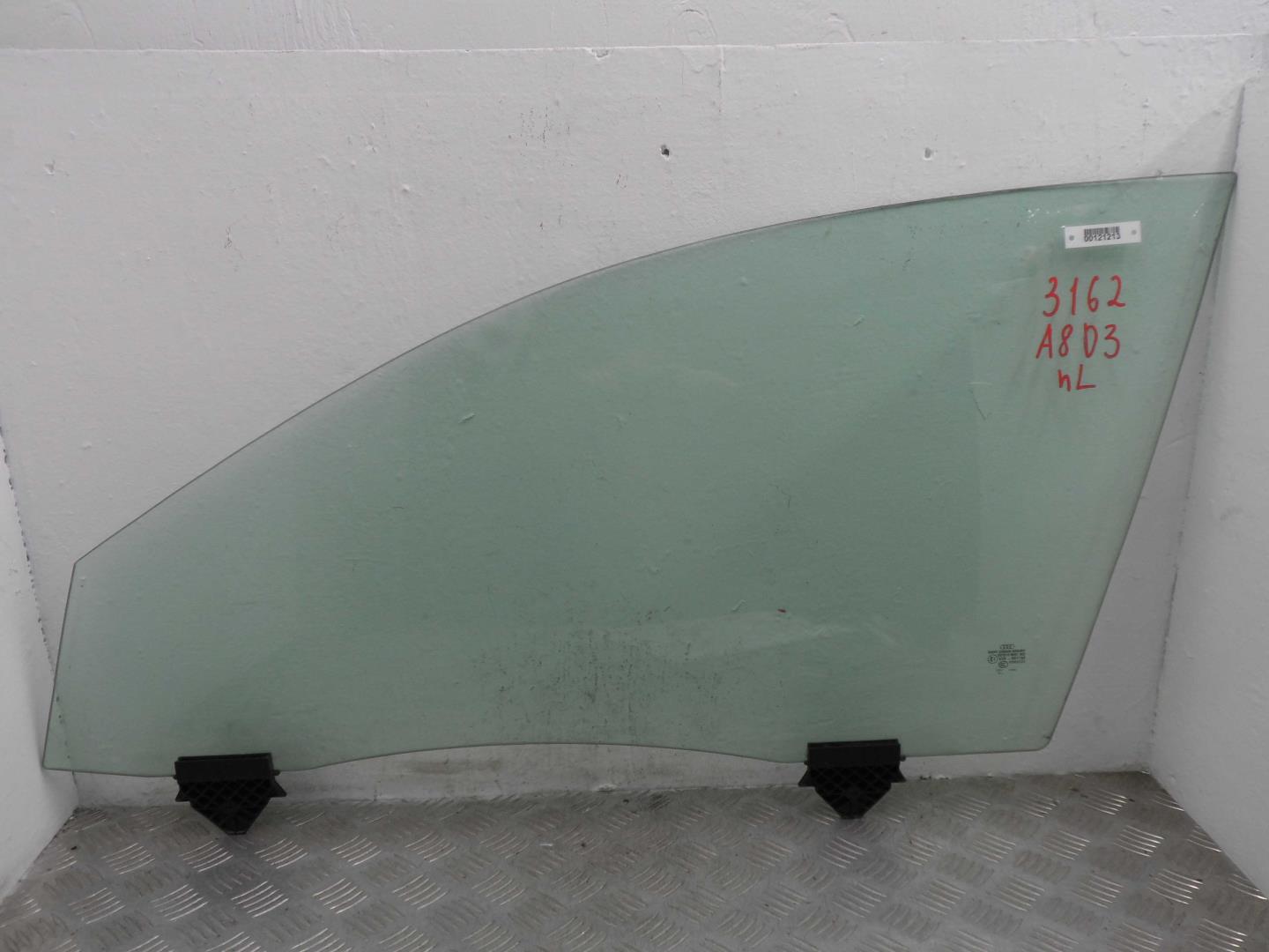 Стекло двери передней левой