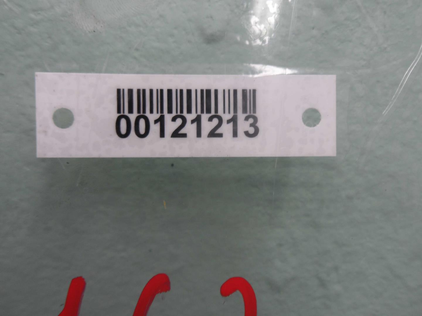 Стекло двери передней левой