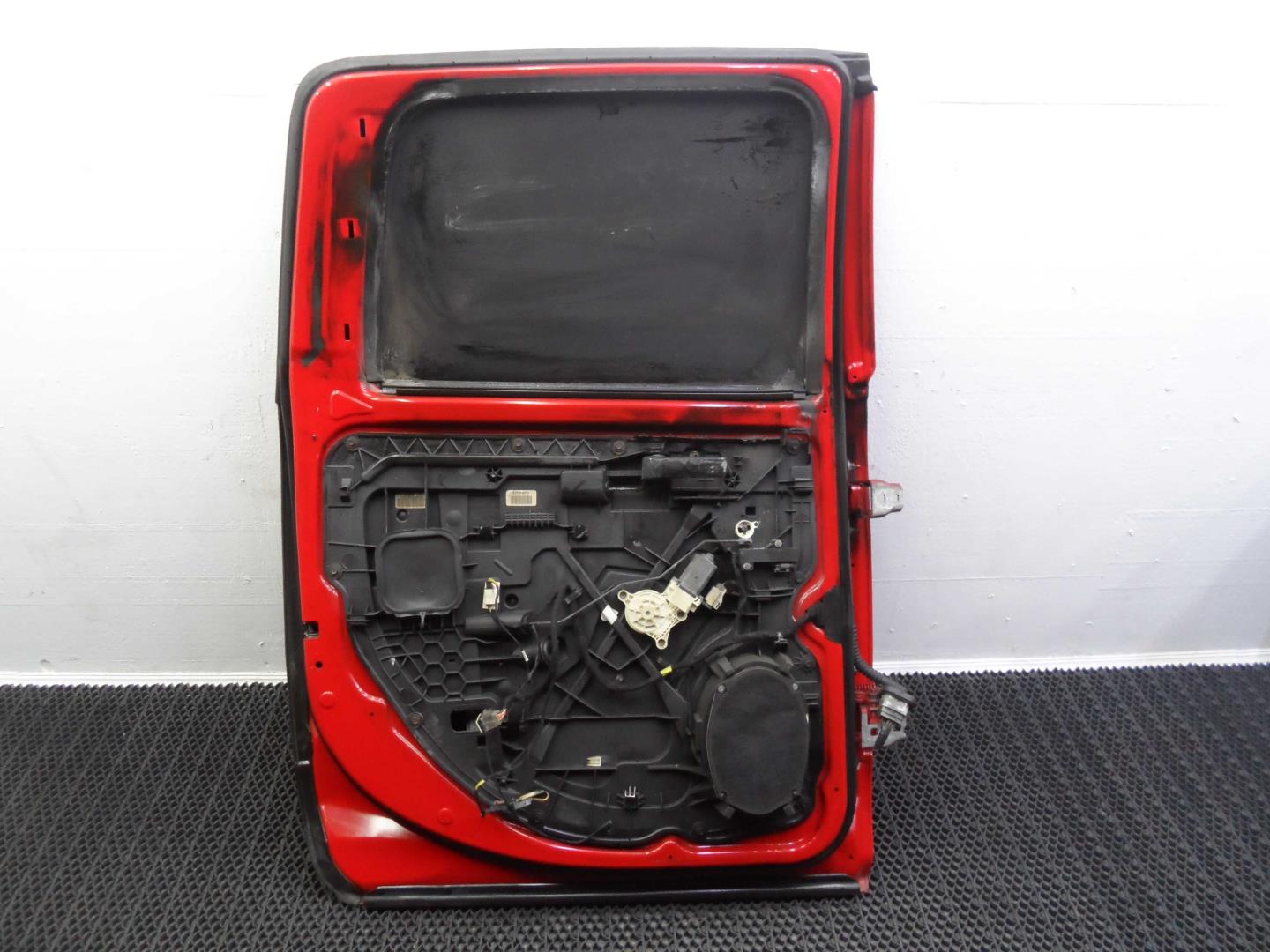 Стекло двери задней левой