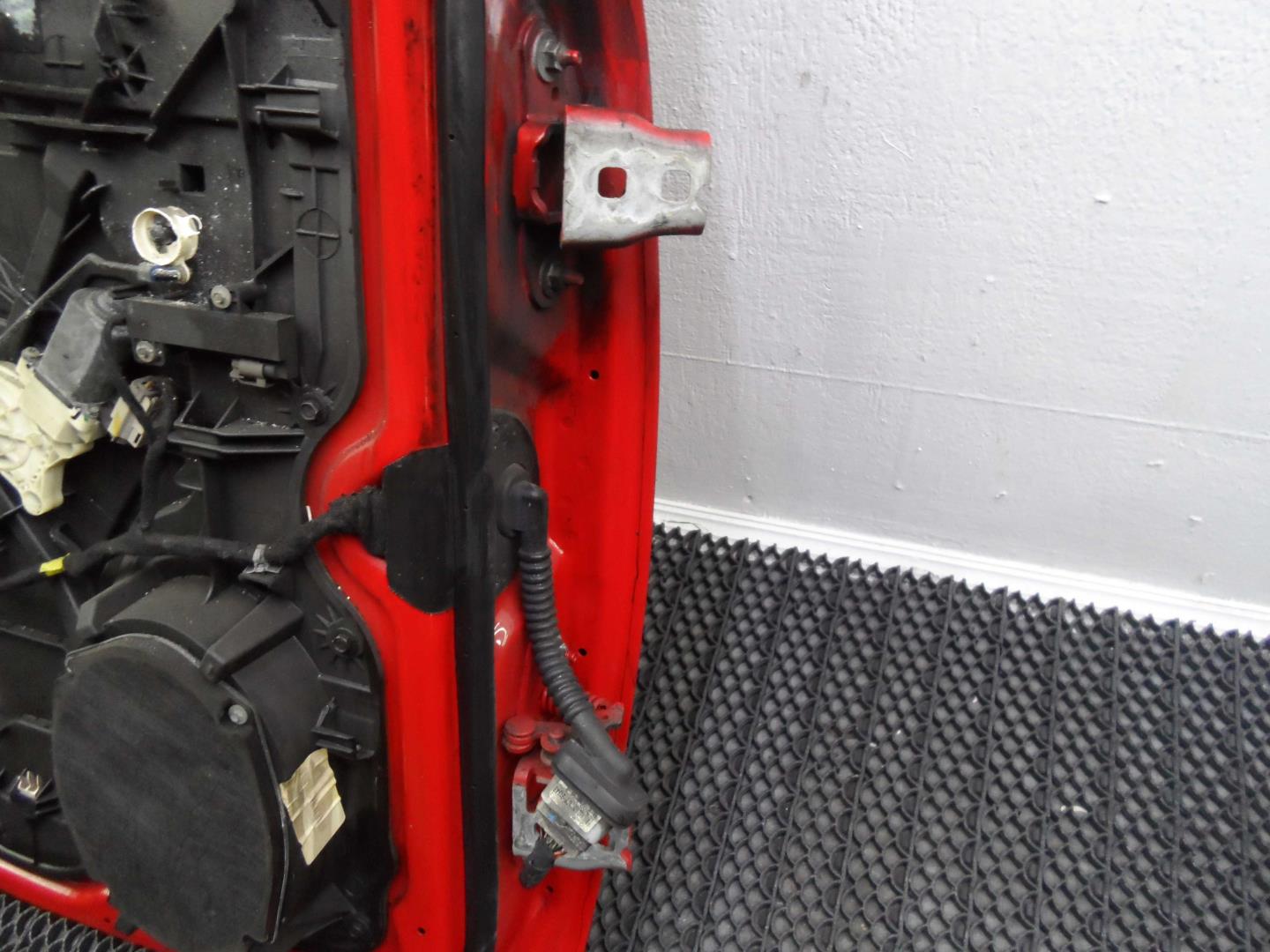 Стекло двери задней левой