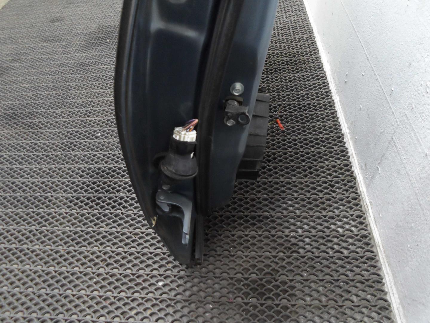 Петля двери