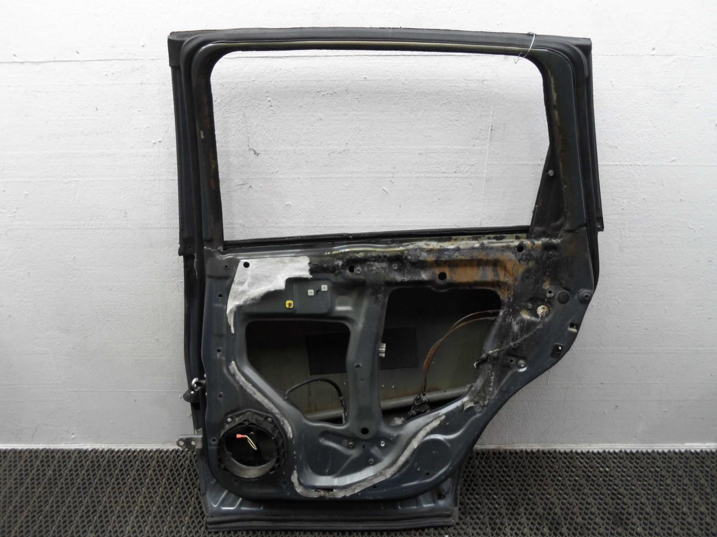 Петля двери