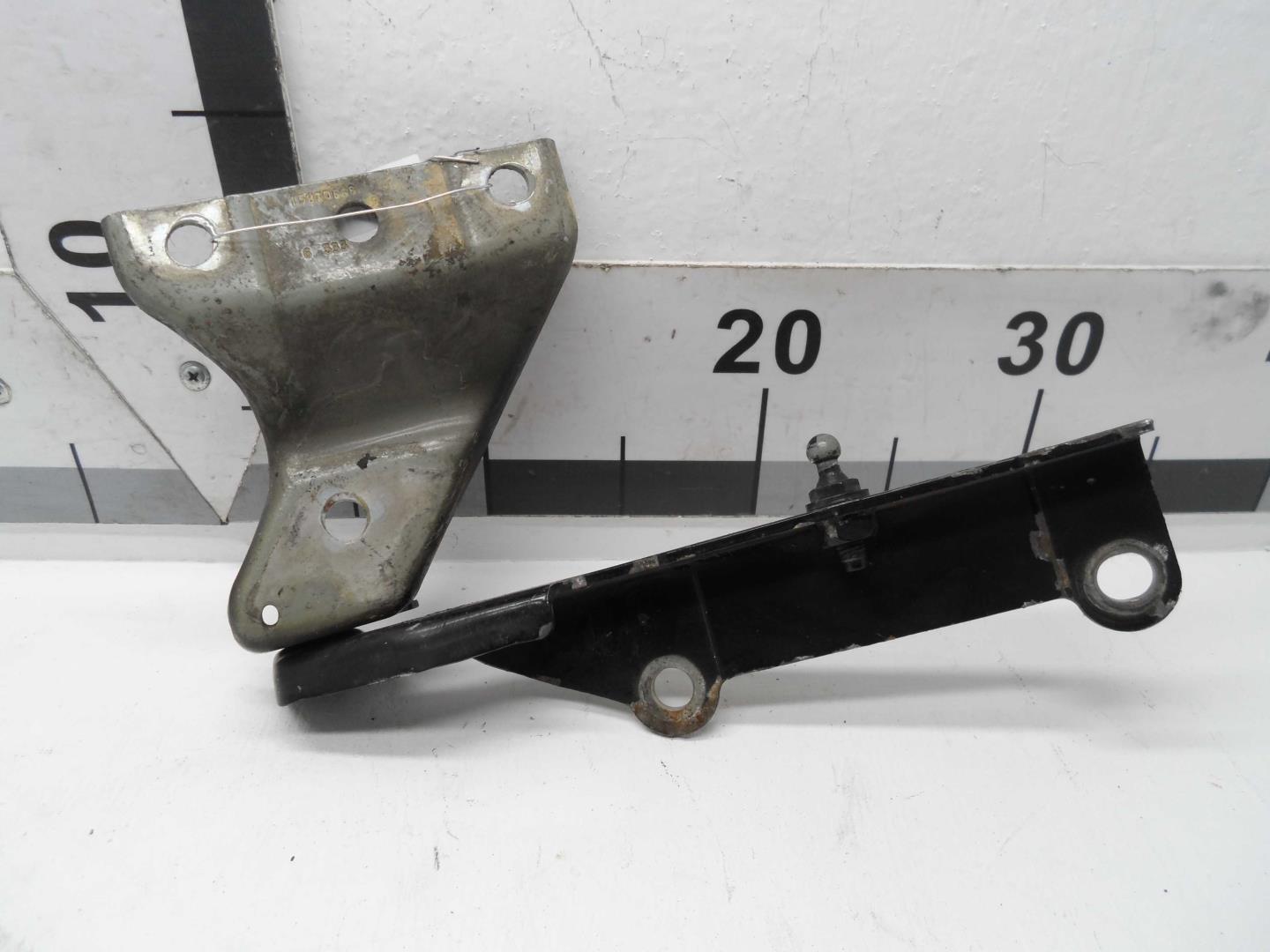 Петля капота правая