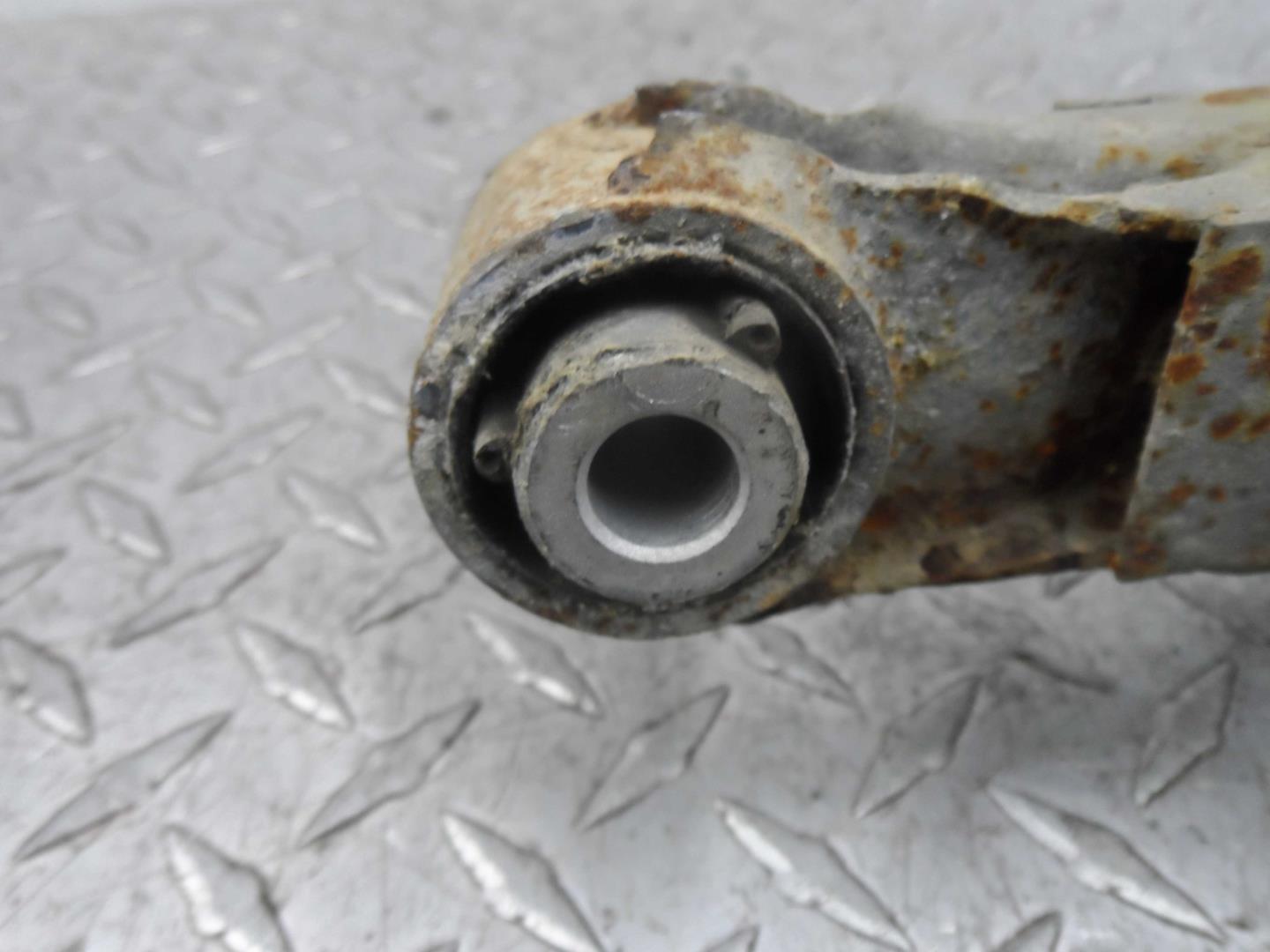 Рычаг задний левый