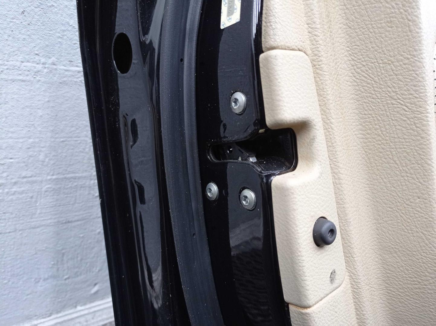 Петля двери передней