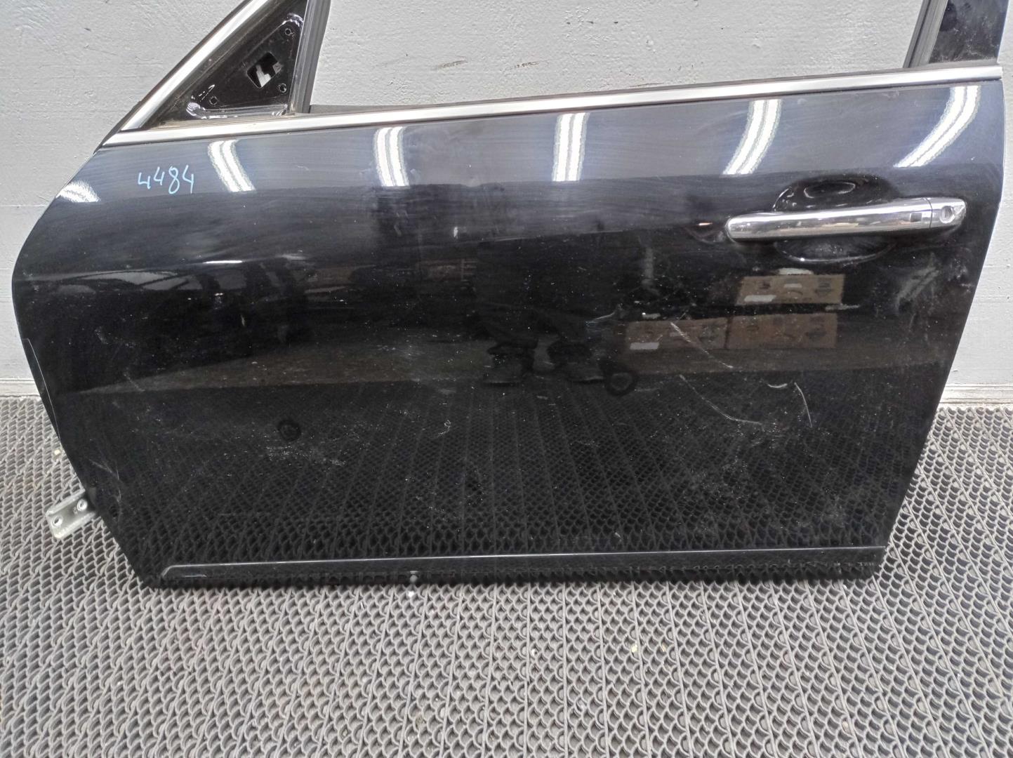 Петля двери передней