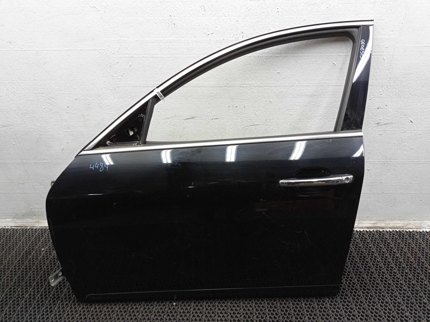 Петля двери передней