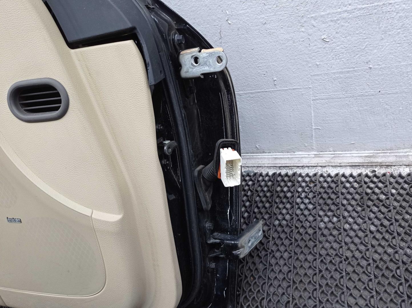 Петля двери передней