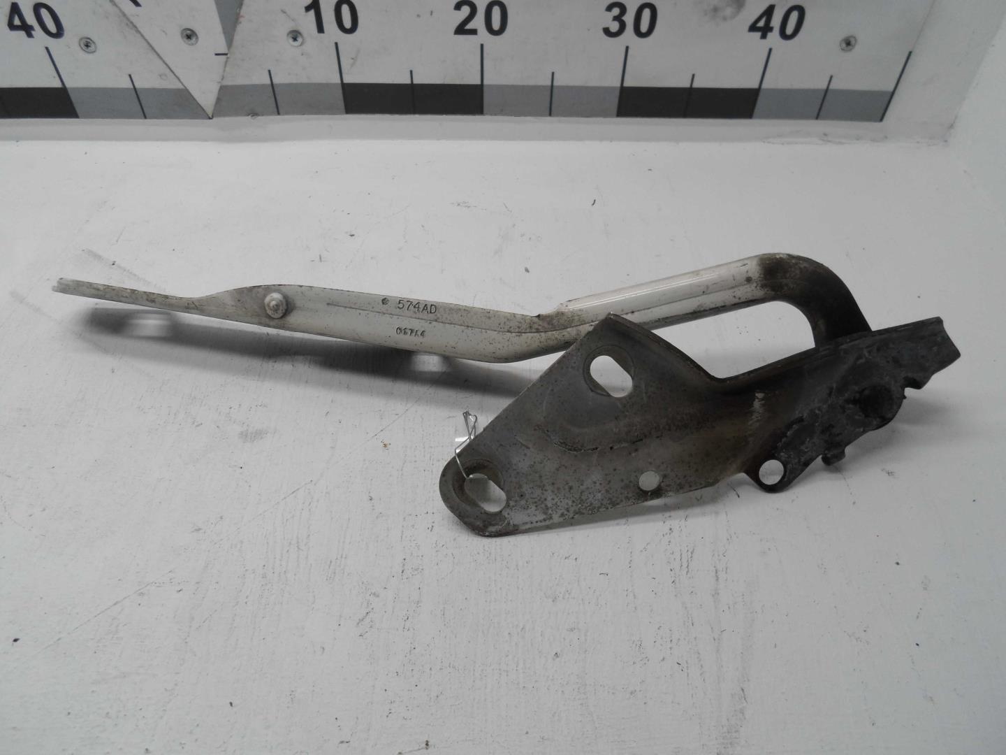 Петля капота правая