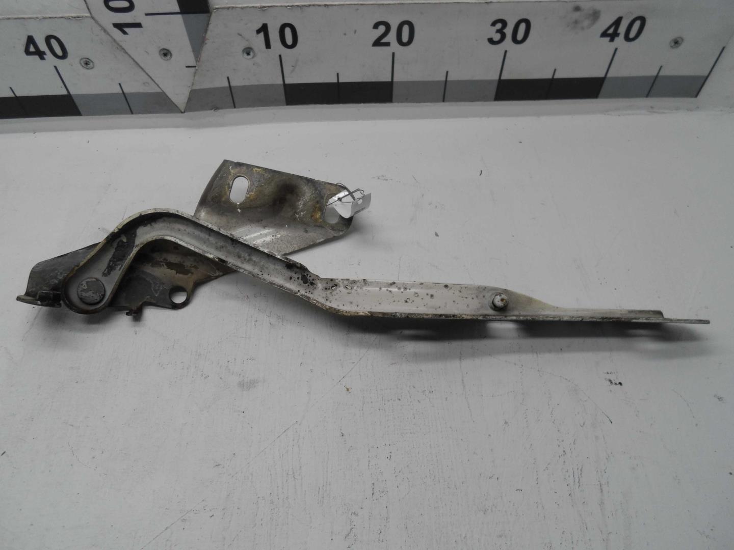 Петля капота правая