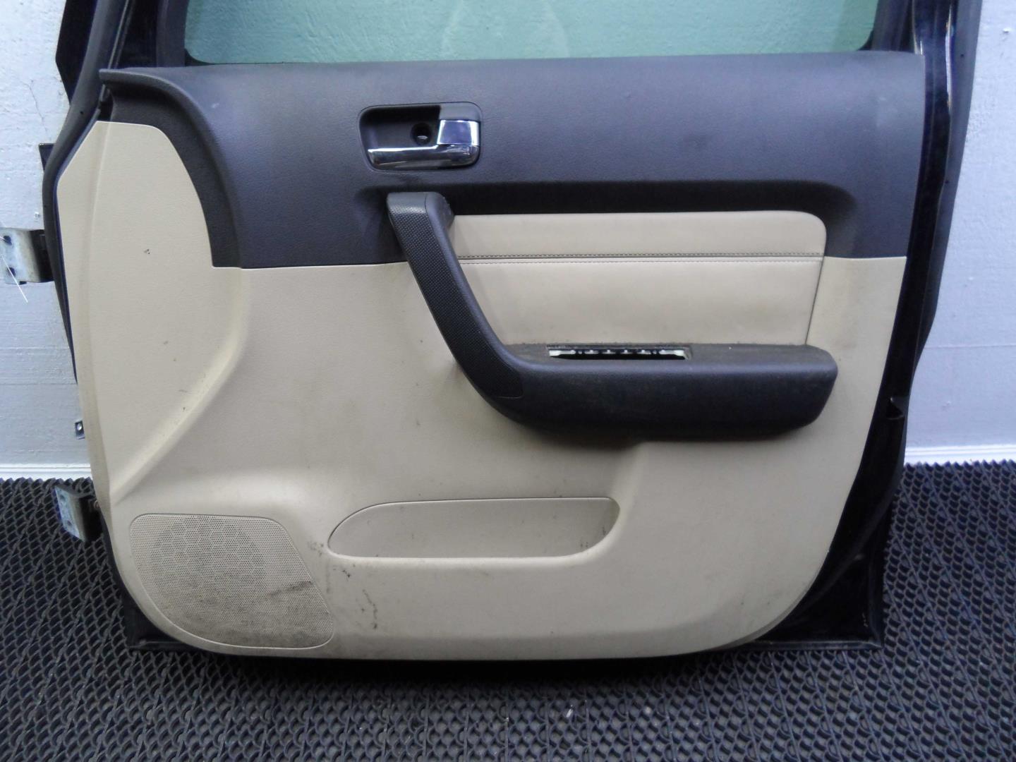 Петля двери передней