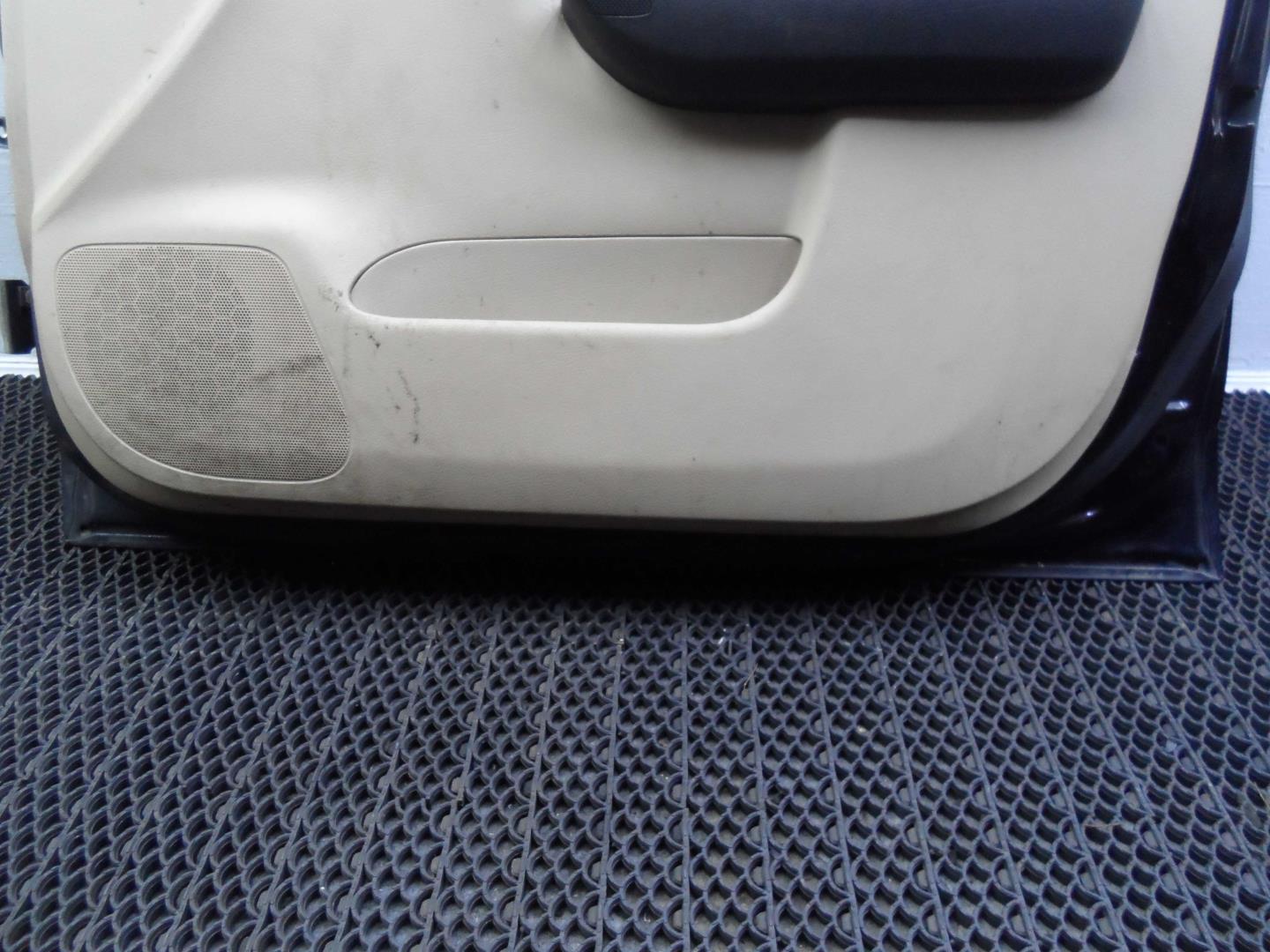 Петля двери передней