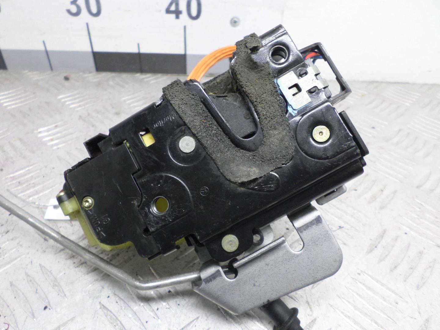 Замок двери передней левой