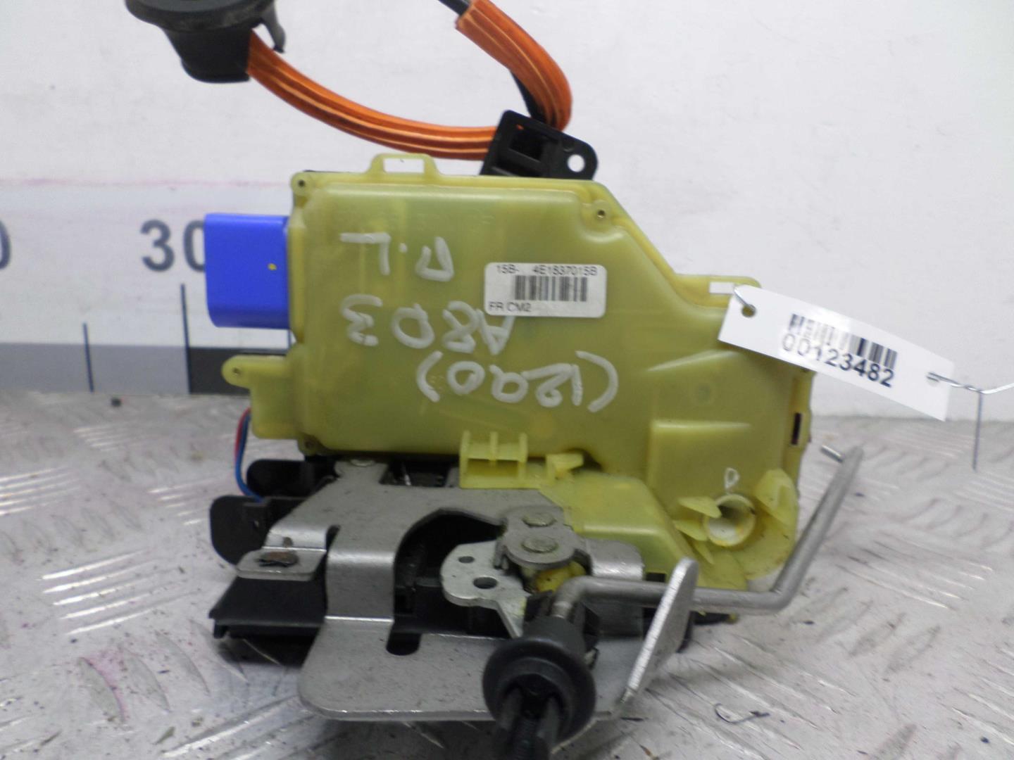 Замок двери передней левой