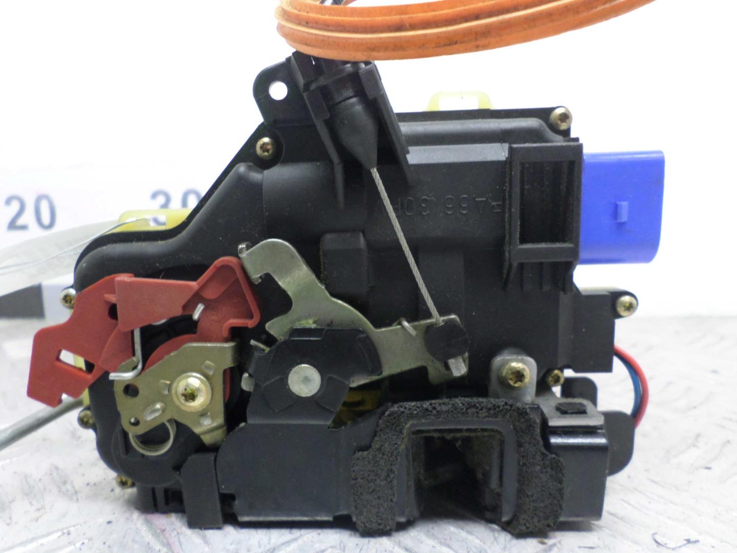 Замок двери передней левой