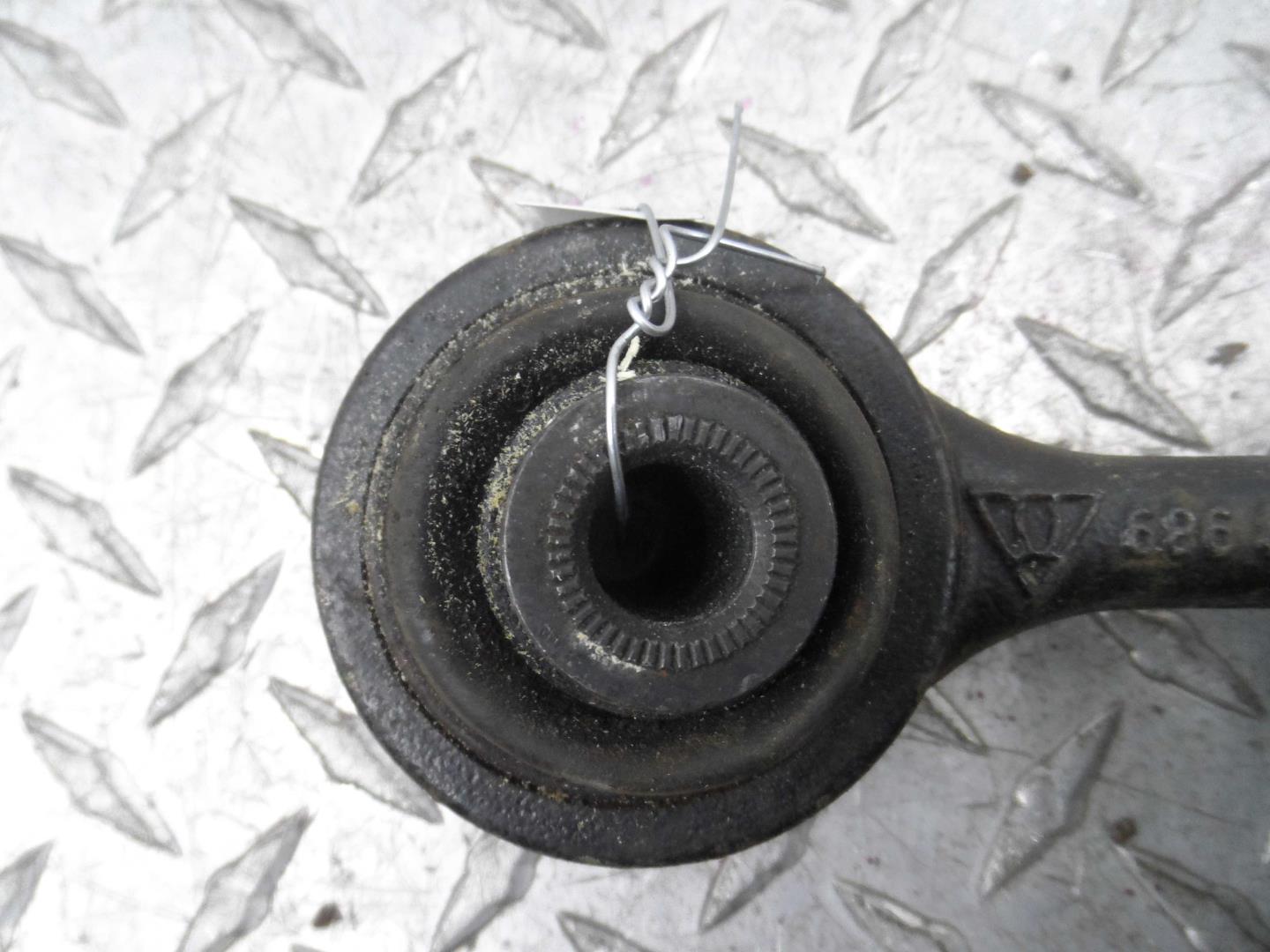 Рычаг передний нижний левый