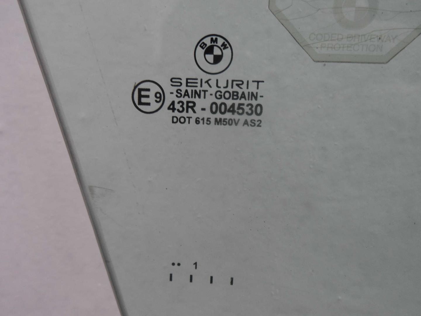 Стекло двери передней правой