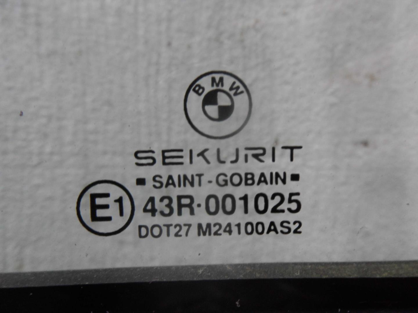 Стекло двери задней правой