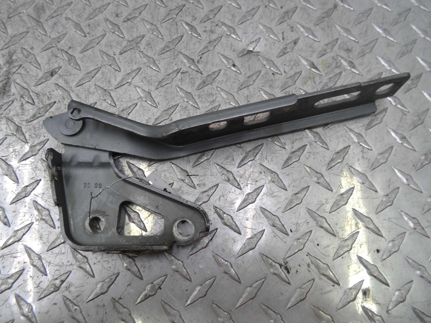 Петля капота левая