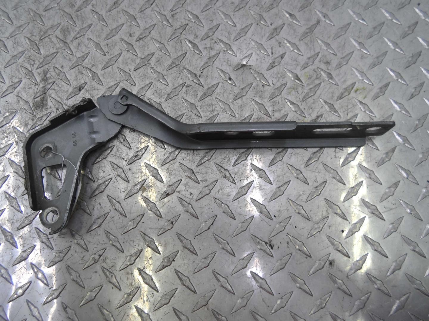 Петля капота левая