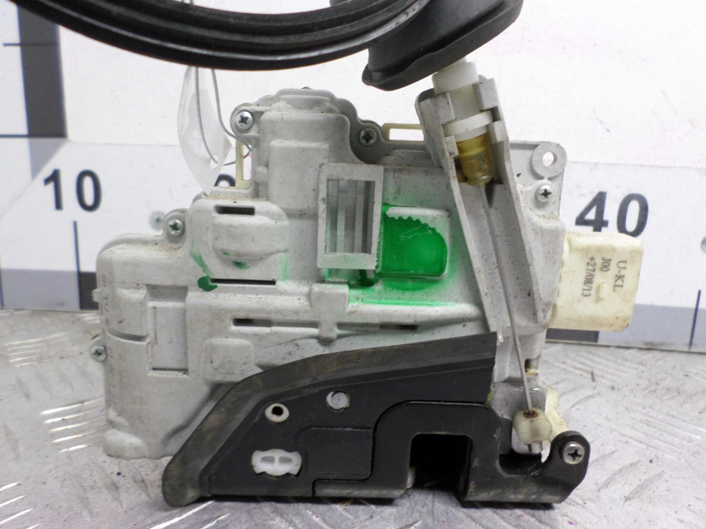 Замок двери задней левой