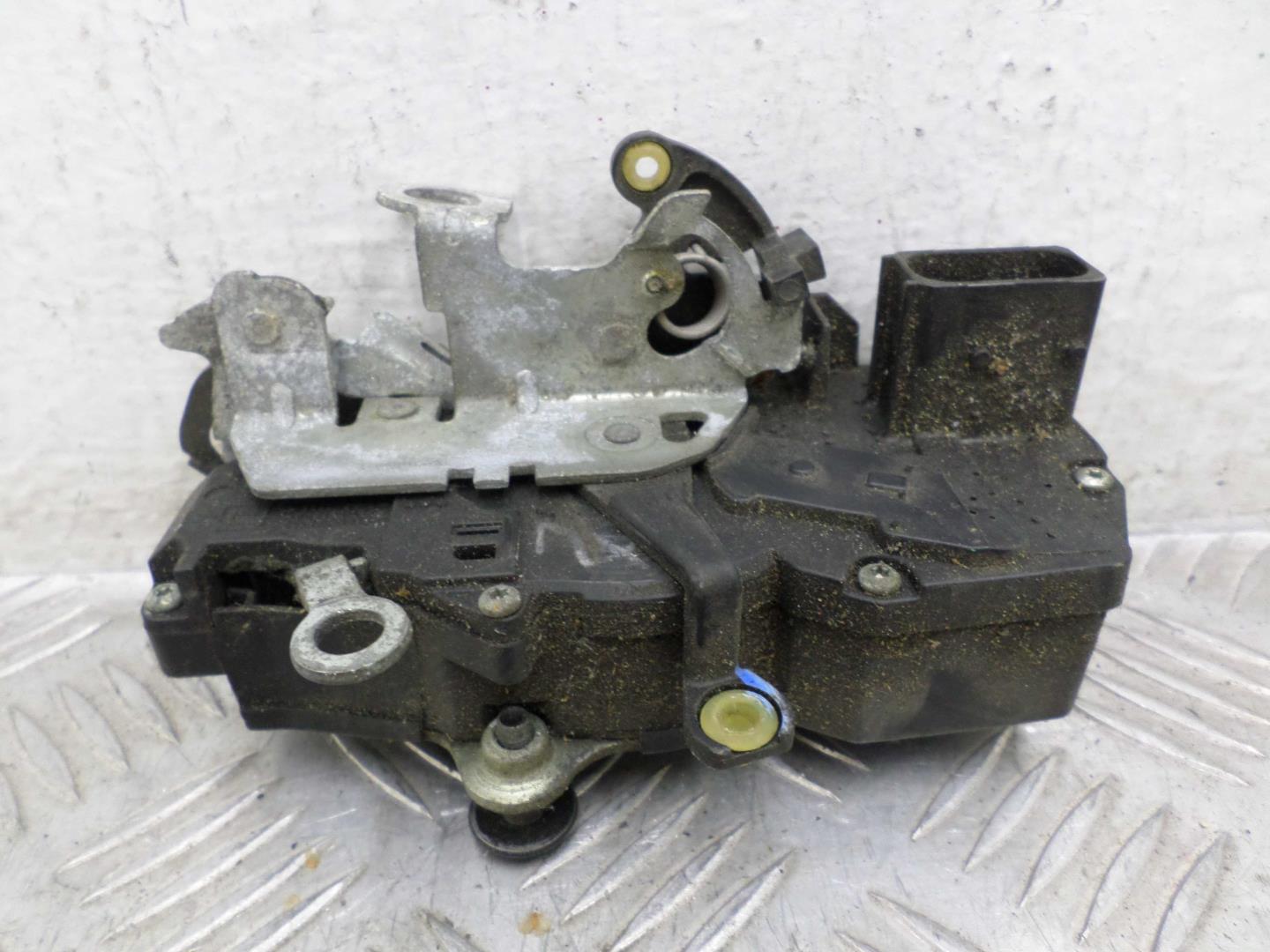 Замок двери передней левой