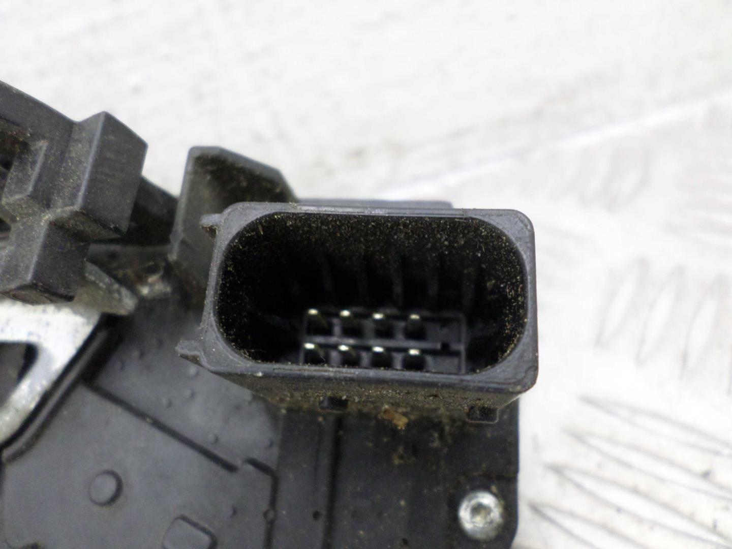 Замок двери передней левой