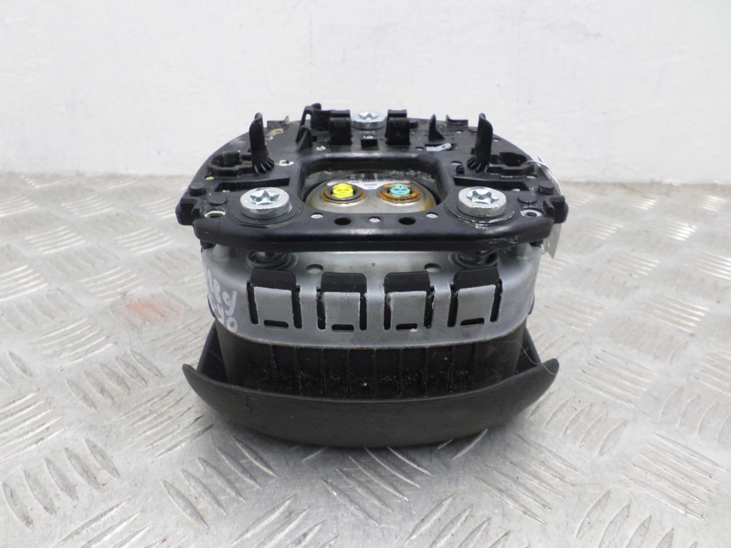 Подушка безопасности в рулевое колесо