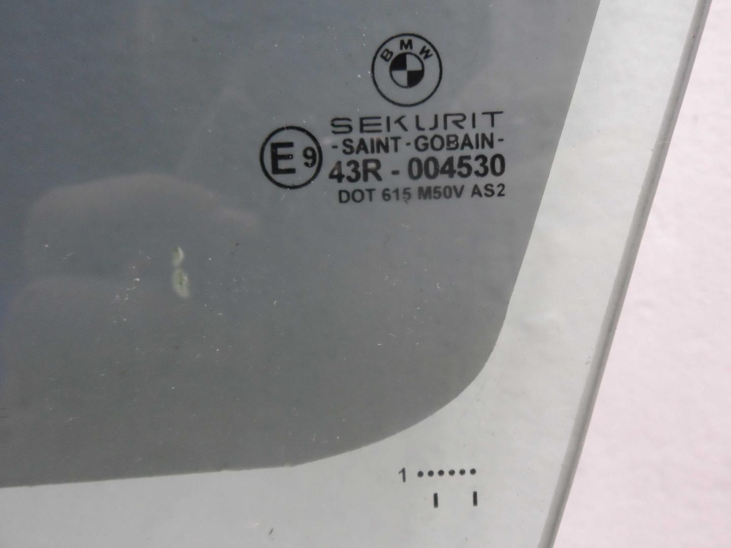 Стекло двери передней левой