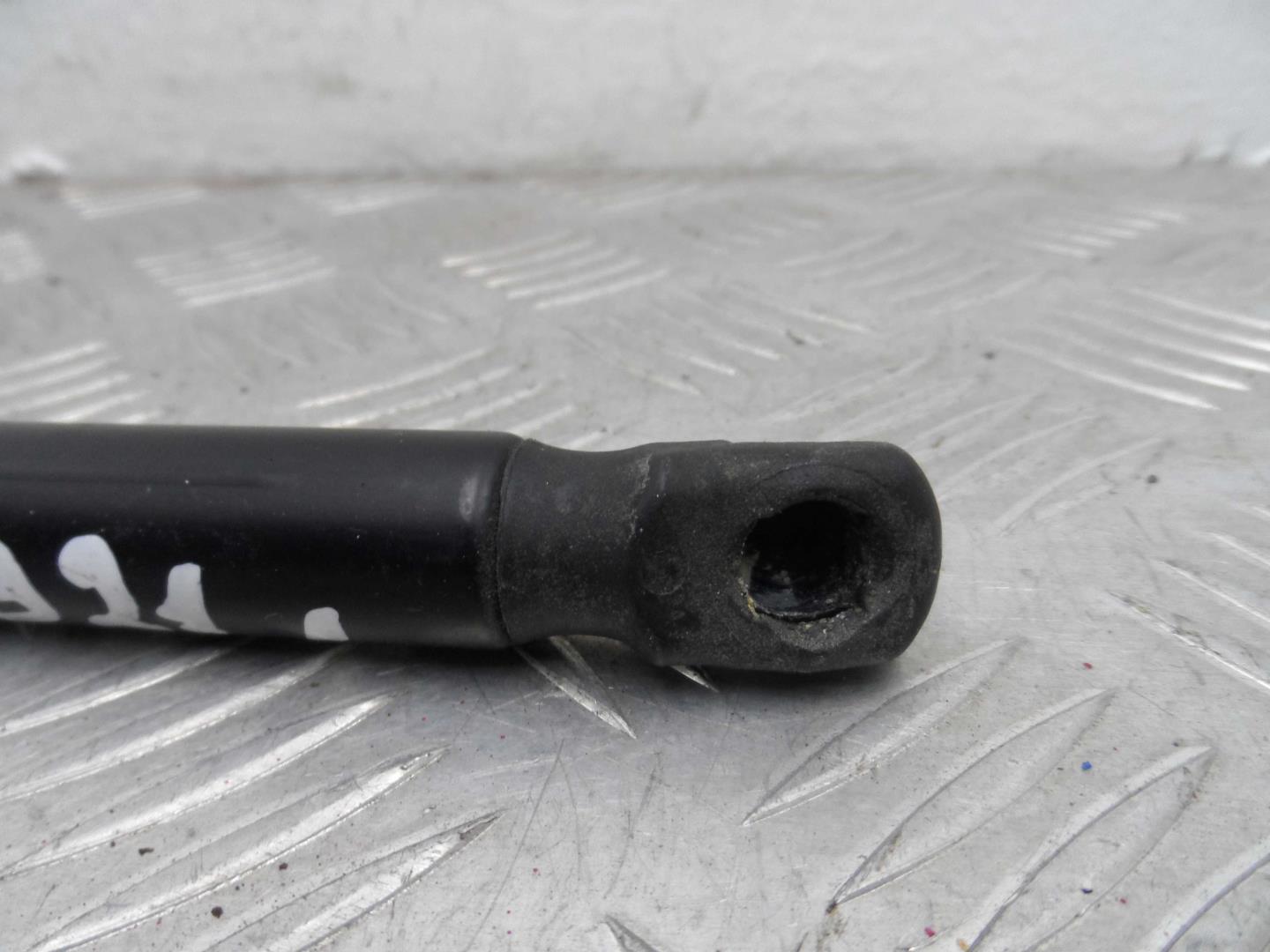 Амортизатор капота