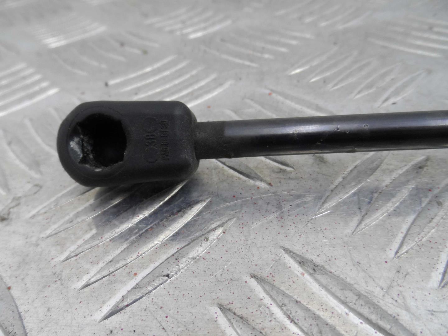 Амортизатор капота