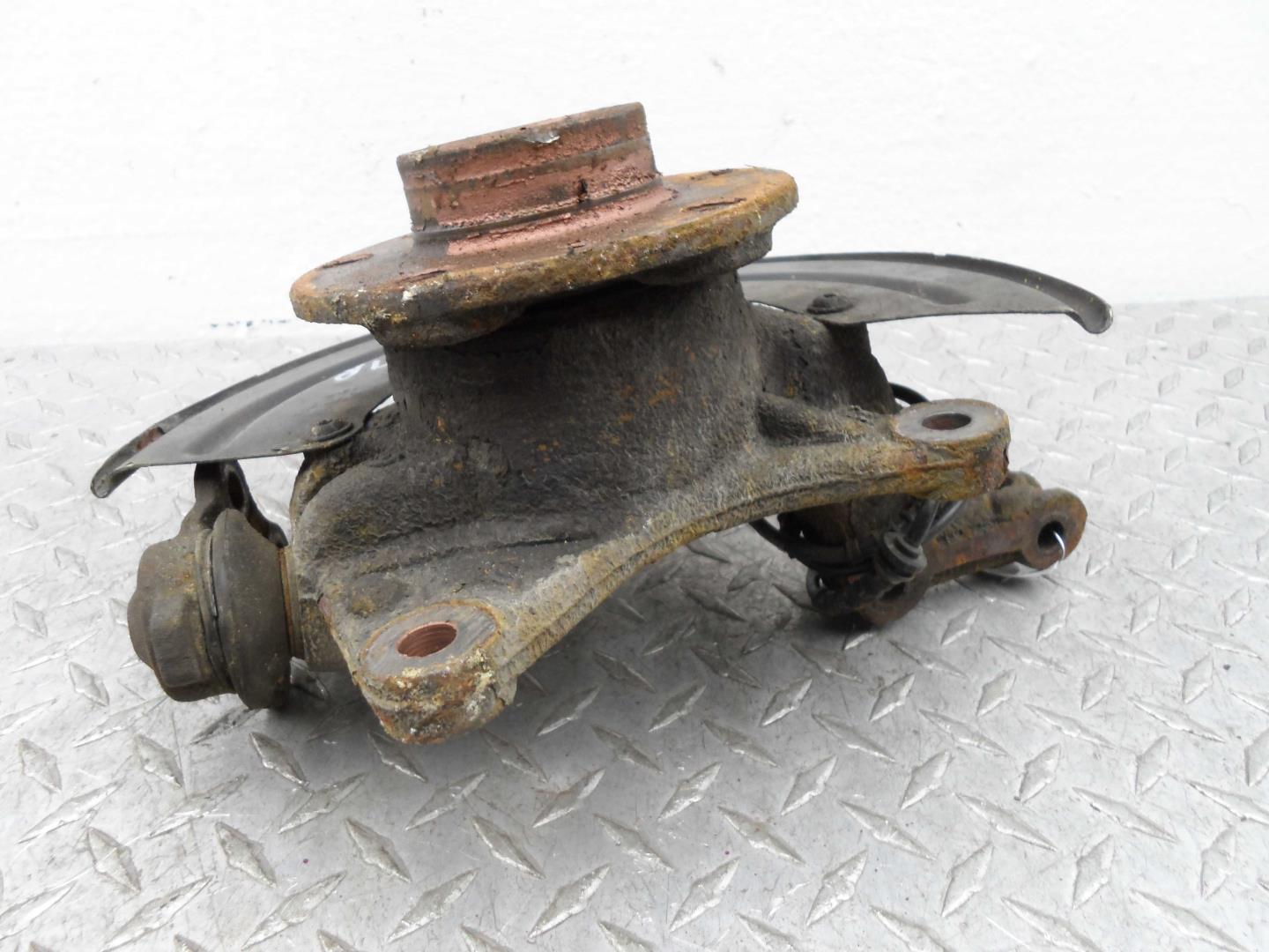 Кулак поворотный передний правый