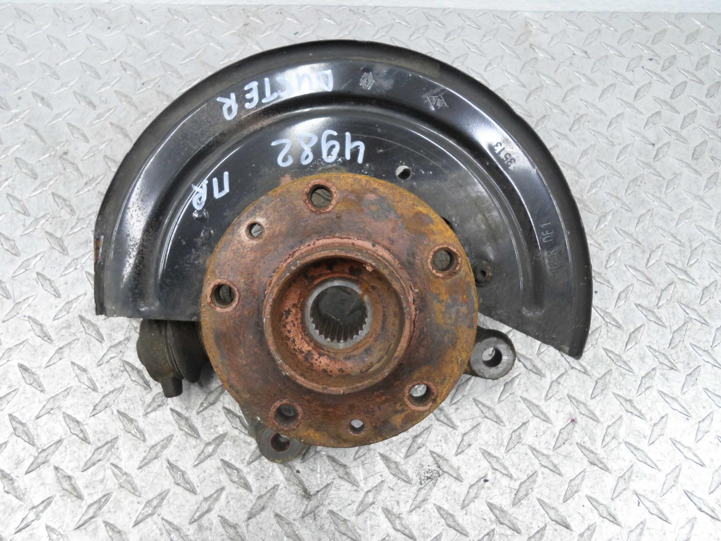 Кулак поворотный передний правый