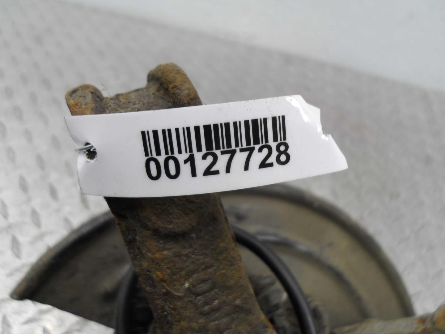 Кулак поворотный передний правый