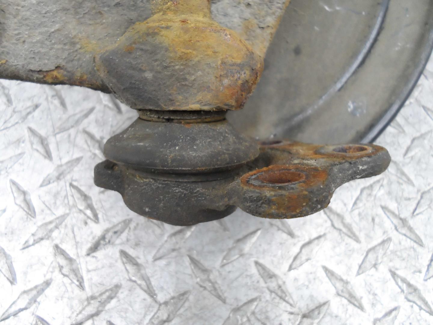 Кулак поворотный передний правый