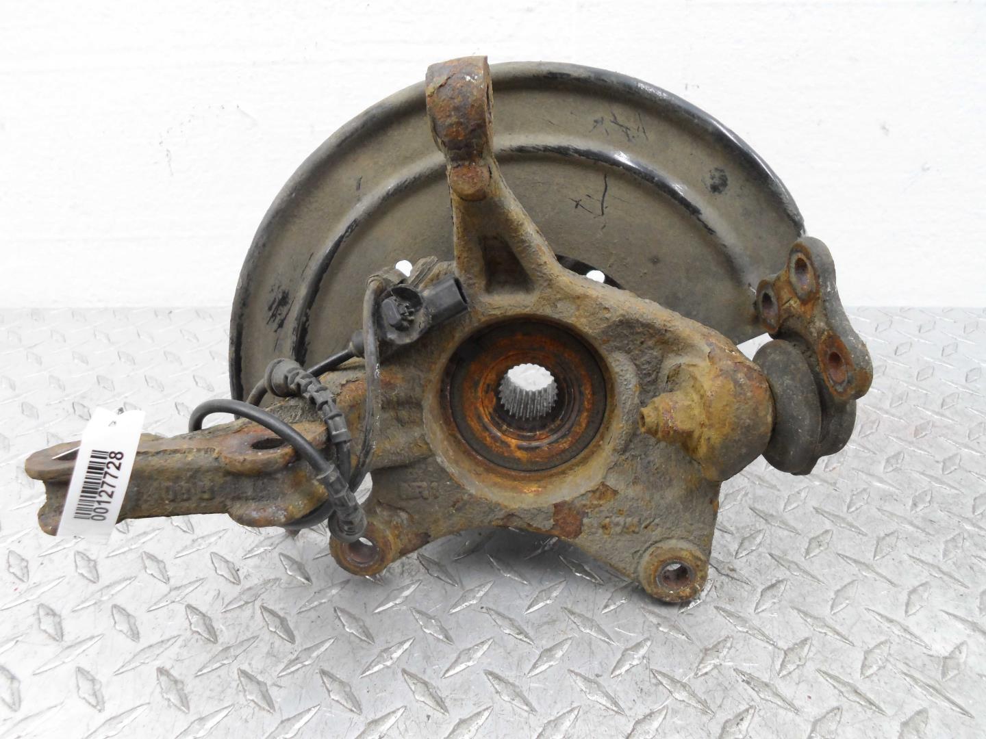 Кулак поворотный передний правый