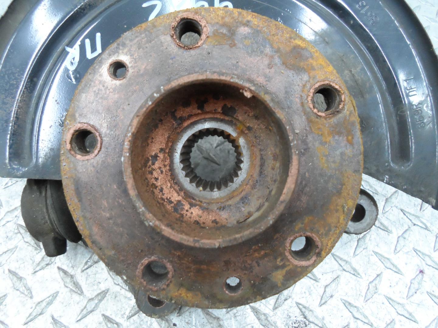 Кулак поворотный передний правый