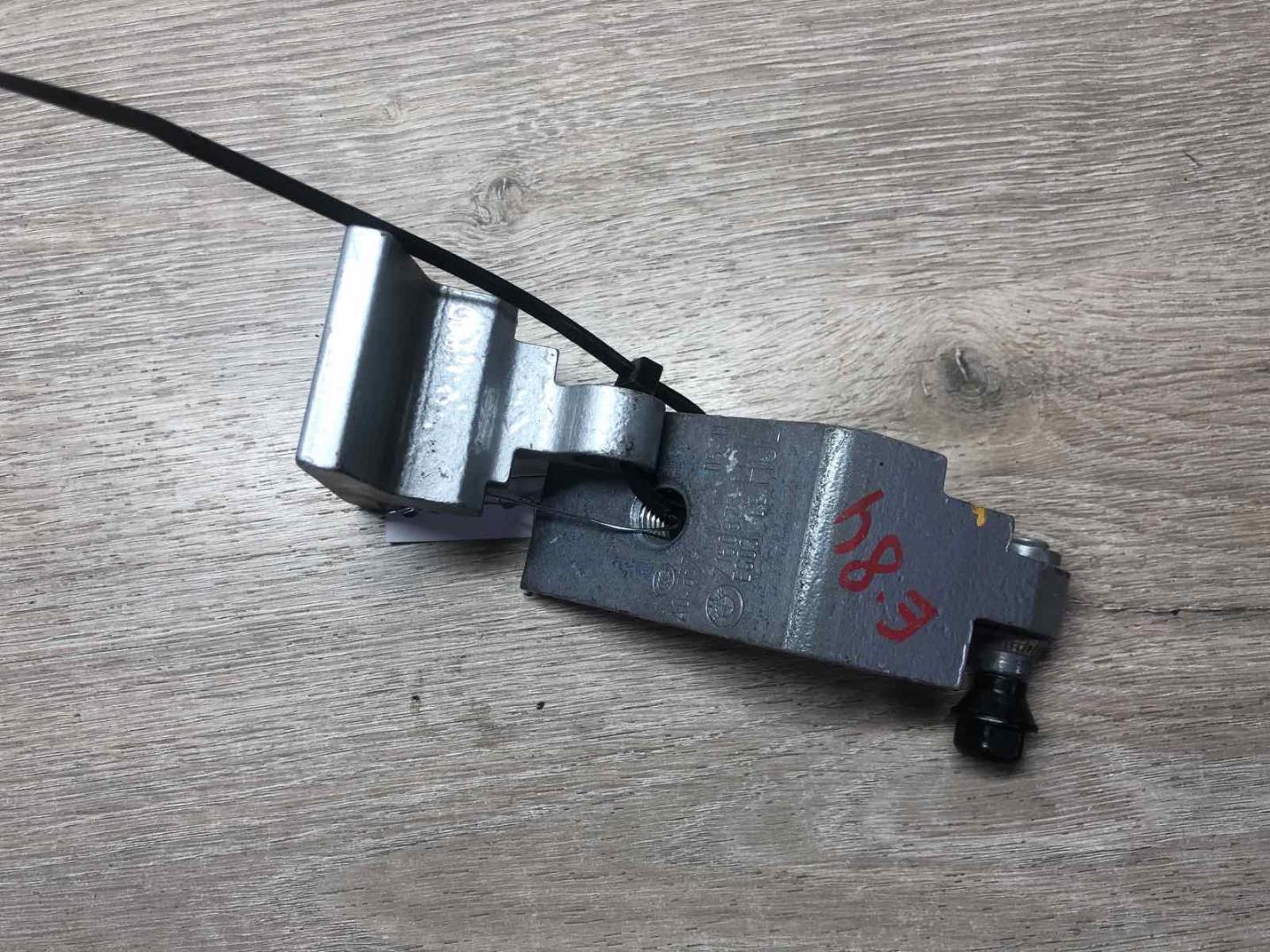 Петля двери