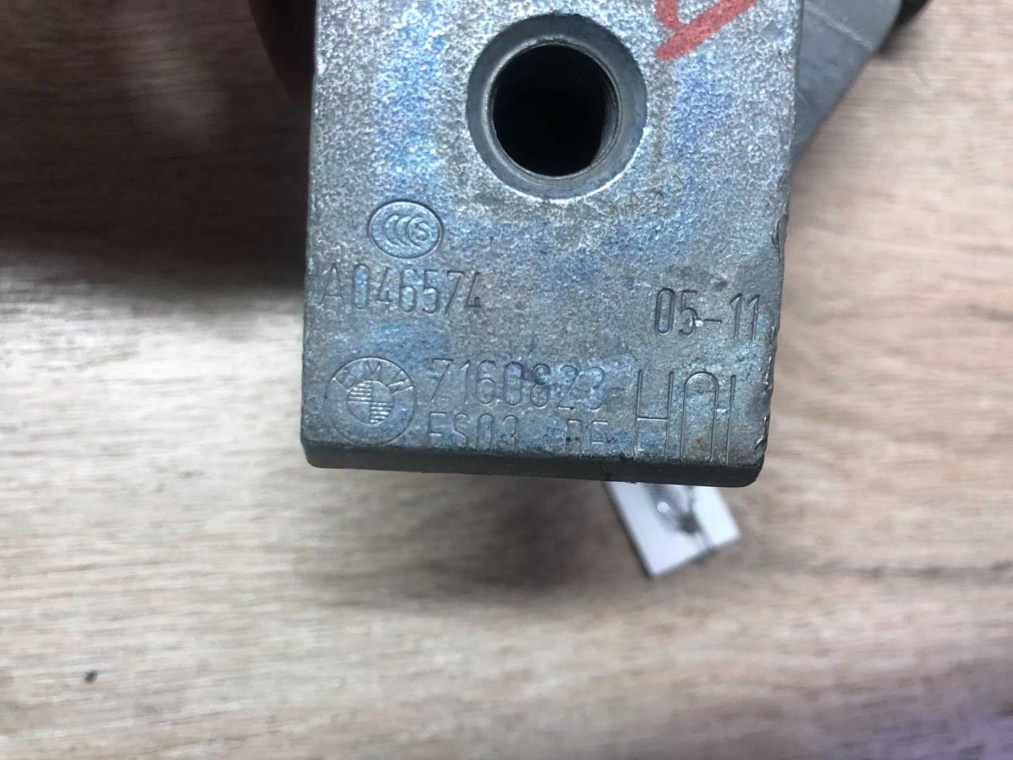 Петля двери