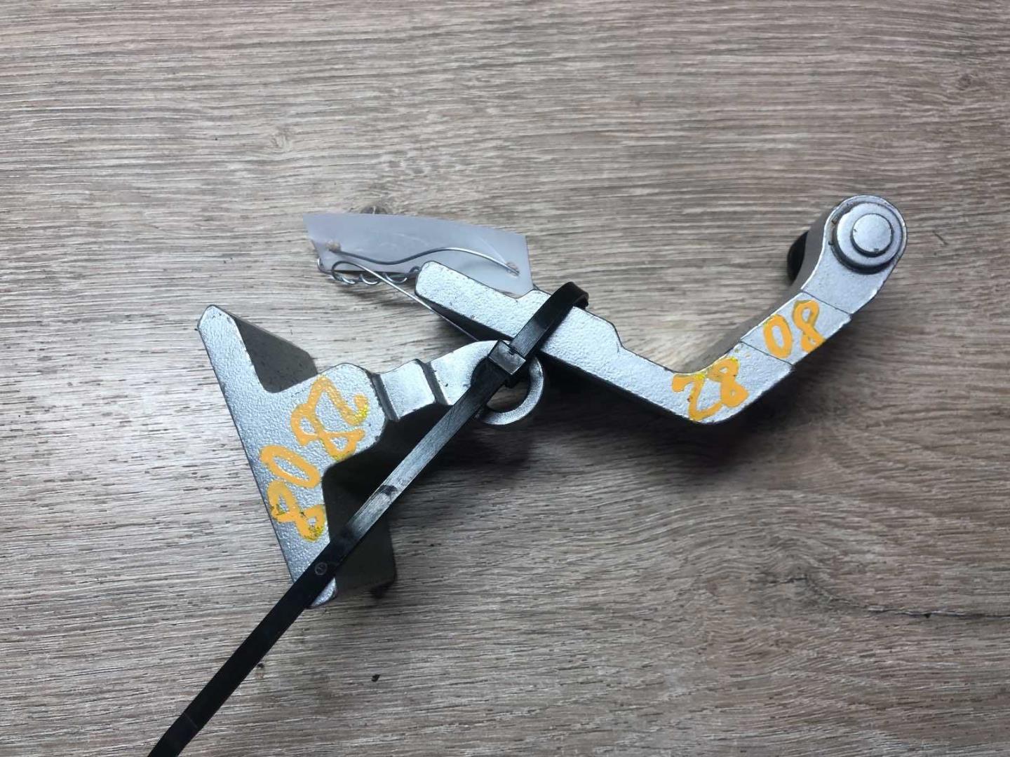 Петля двери