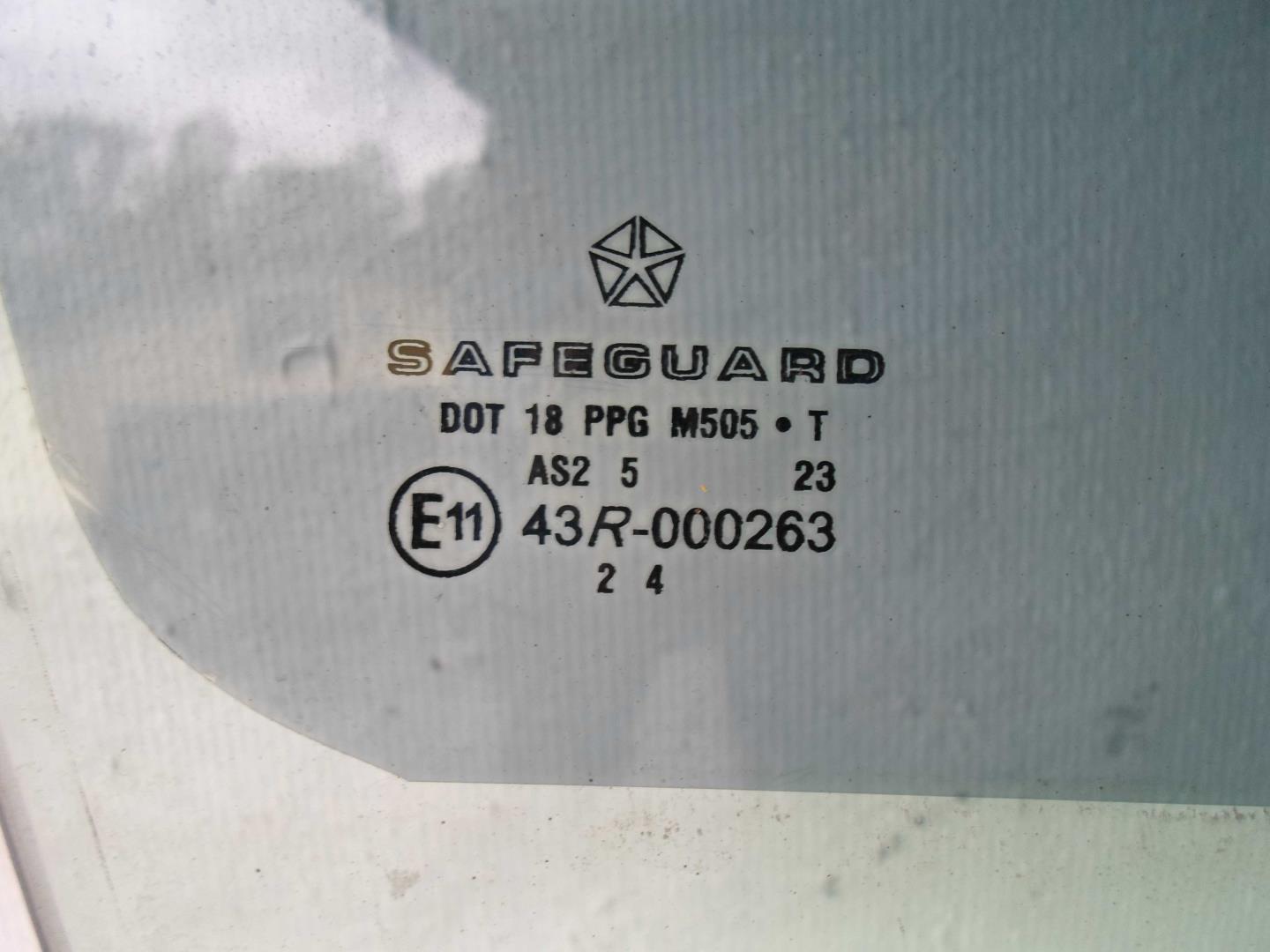 Стекло двери передней правой