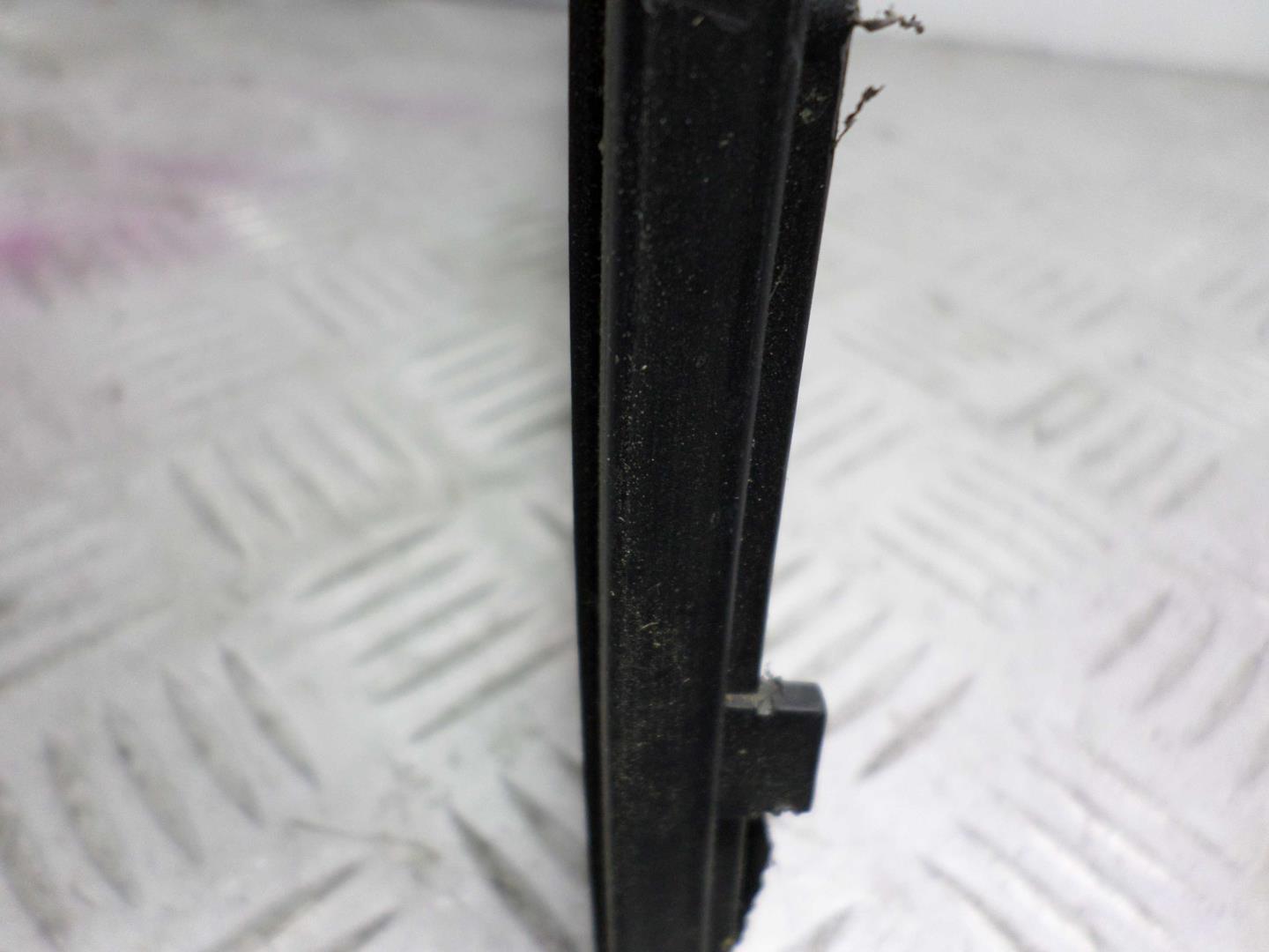 Стекло двери задней правой