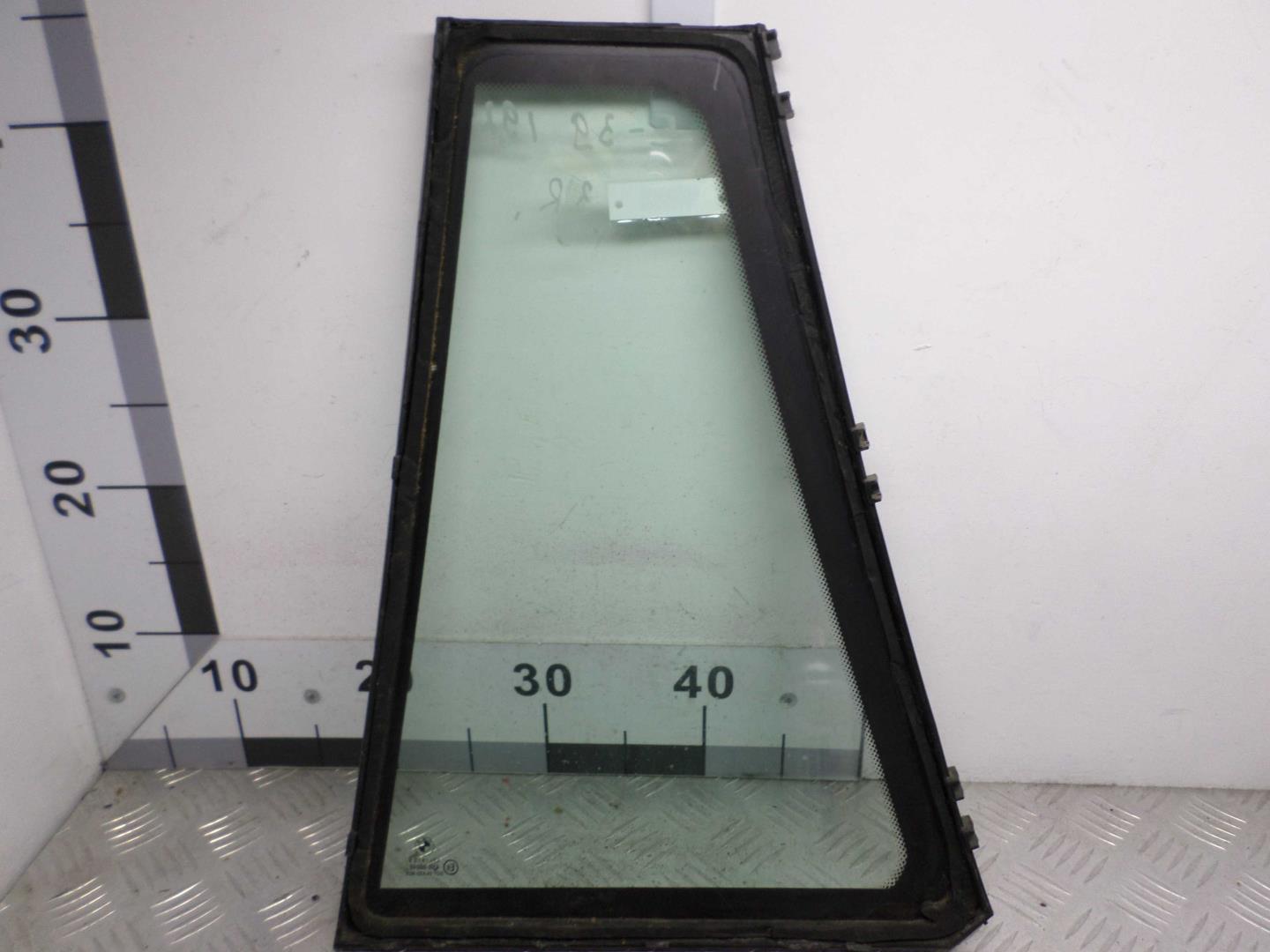 Стекло двери задней правой