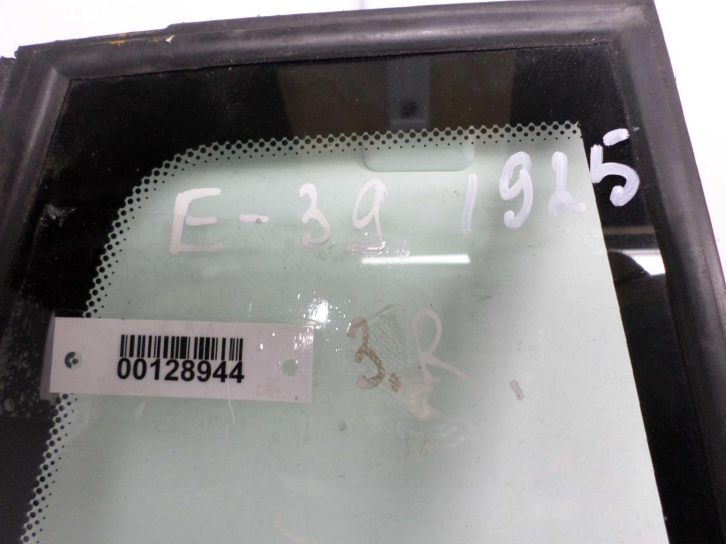 Стекло двери задней правой