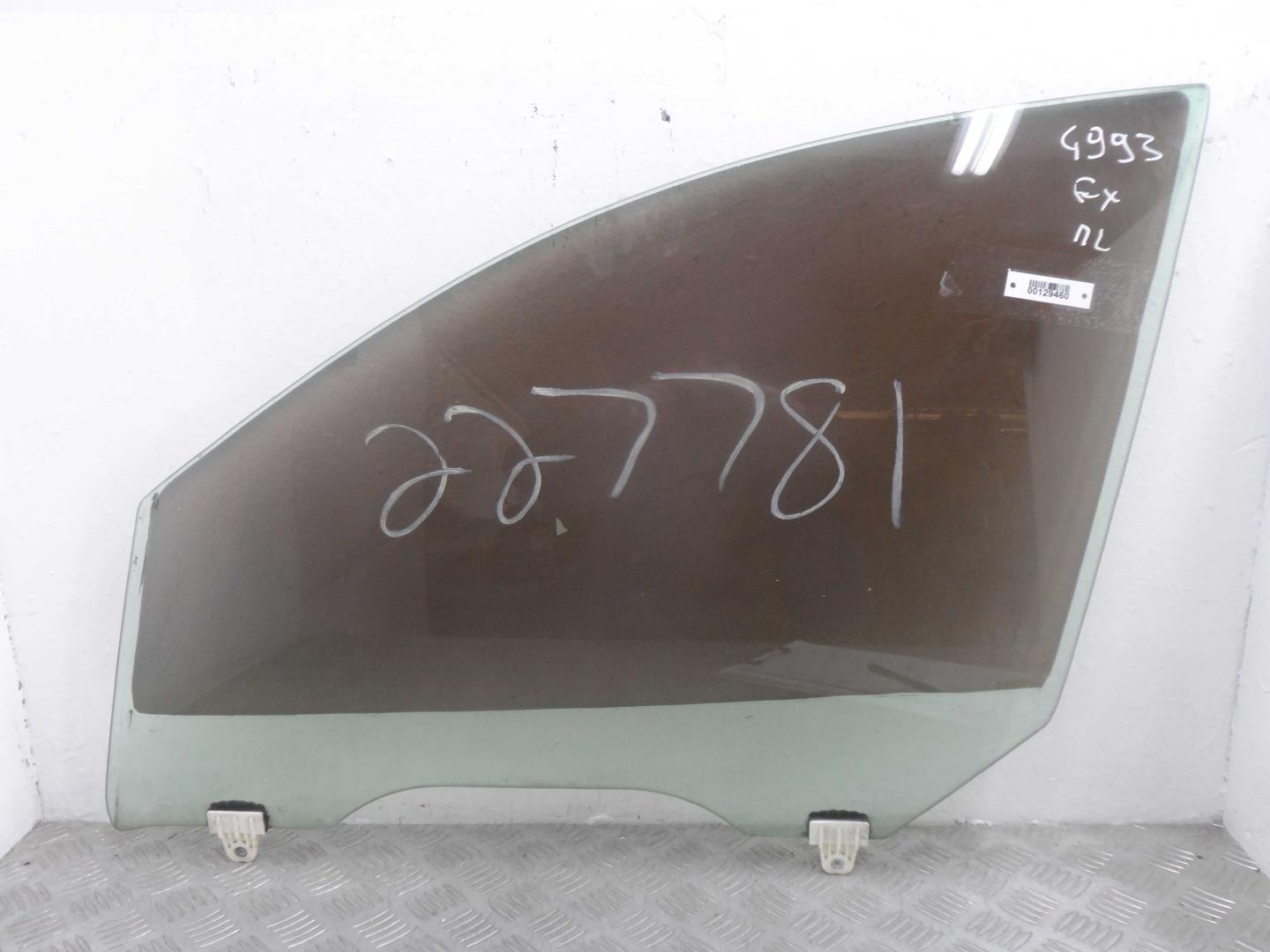 Стекло двери передней левой